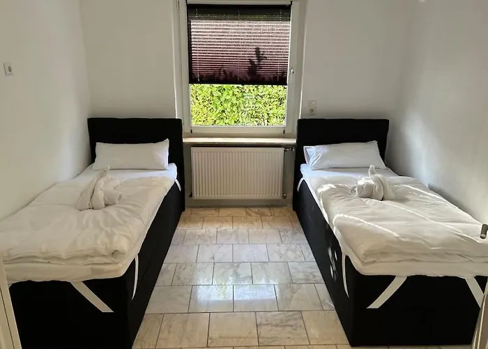 Ferienhaus mit Privatparkplatz, Terrasse und Stadtnähe
